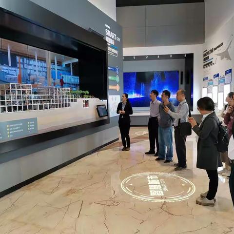 市委党校陈纯英副校长带队至江东新区展示中心调研