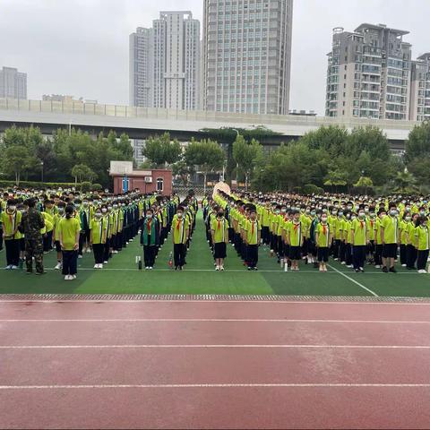 武汉第四初级中学举办”同心协力，纷彩六一”趣味拓展活动