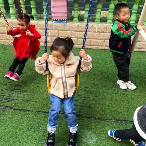 龙翔幼儿园中二班十月十五日一日生活锦集