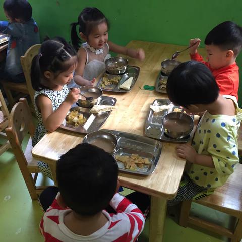 龙翔幼儿园中二班九月二十六一日生活锦集