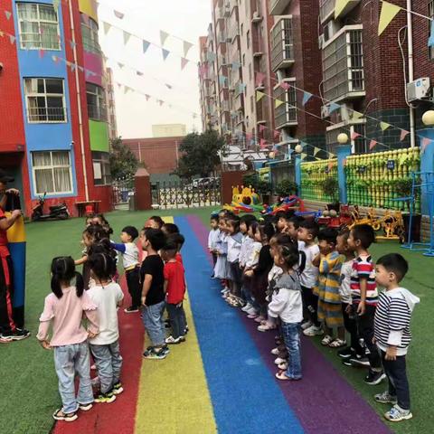 龙翔幼儿园中二班九月二十七日一日生活锦集