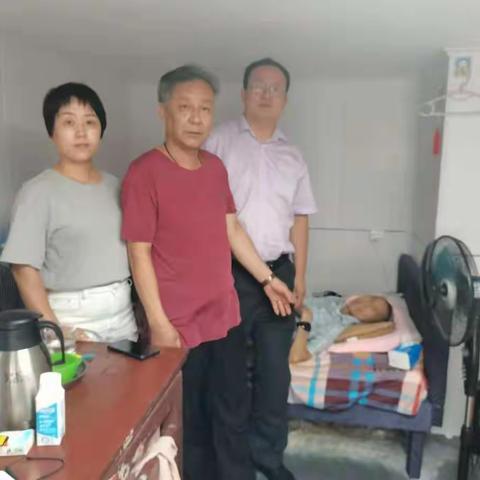 行动不便遇难题 ，上门服务暖人心