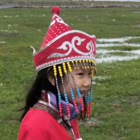 暑假小孙女和妈妈在内檬草原旅游。