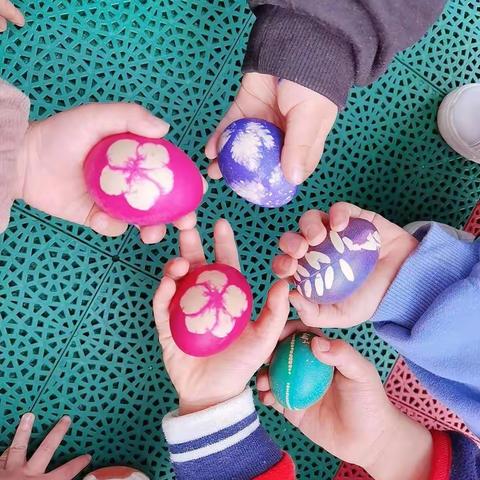 文昌雅居幼儿园小一班特色课：《染彩蛋》