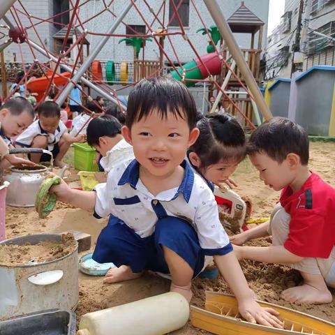 爱格乐芽芽二班《好玩的沙子》