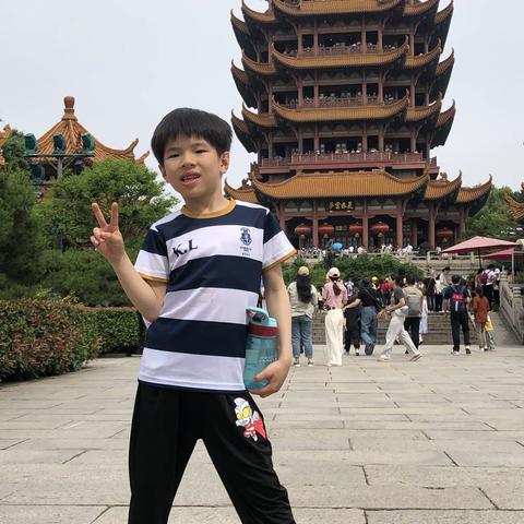 欧拉五月十三日与去参加童程童美大赛（武汉分会场）的嘟嘟一起在黄鹤楼游玩