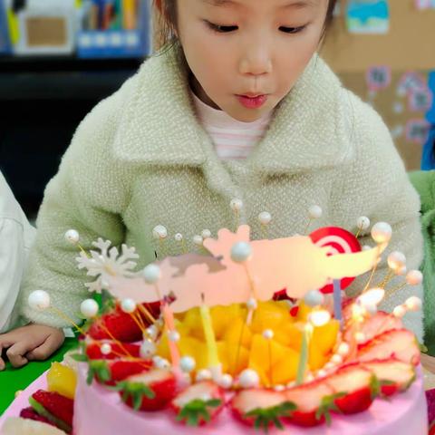 甘龙幼儿园大二班夏曦小朋友生日会🍰🍓🎂