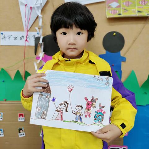 甘龙幼儿园大二班，小朋友《各种各样的风筝》绘画作品