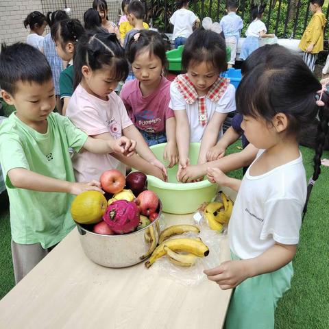 清水湾幼儿园，大一班小朋友们户外活动《自制水果沙拉➕水果汁》🍉🍇🍎🍒🥗