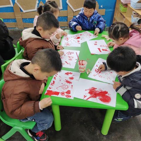 甘龙幼儿园，大二班小朋友第一次尝试水墨滴画。