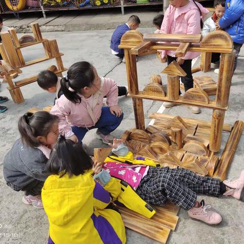 甘龙幼儿园大二班小朋友户外活动瞬间