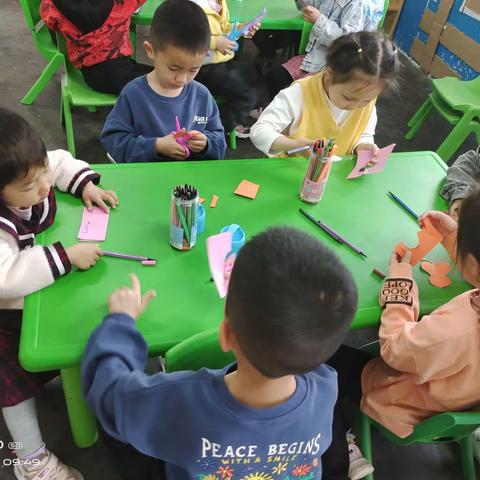 甘龙幼儿园大二班小朋友们《美工课》
