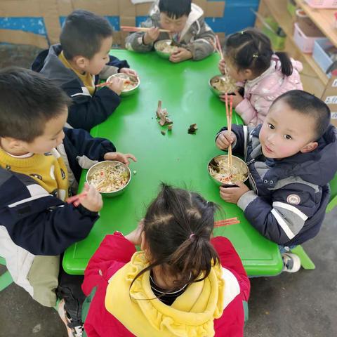 甘龙幼儿园，大二班小朋友们午餐时刻。