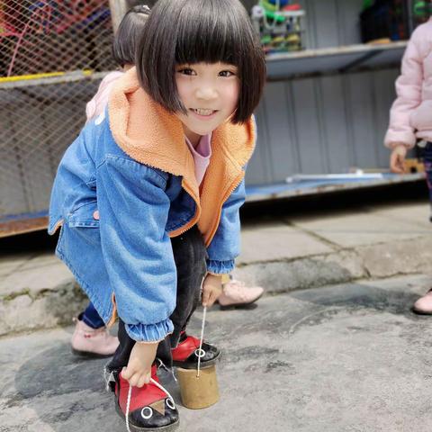 甘龙幼儿园，大二班户外活动时间，抓拍每一位小朋友瞬间。