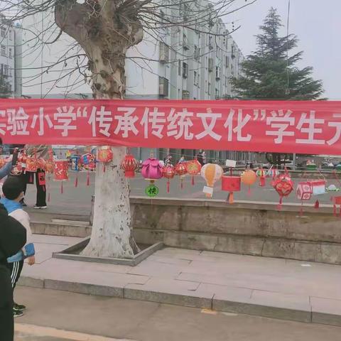正月里来正月正，正月十五闹花灯，做花灯是元宵节的传统风俗。