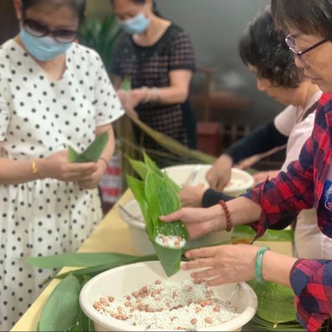 福州湖东支行：浓浓端午情 温暖老人心