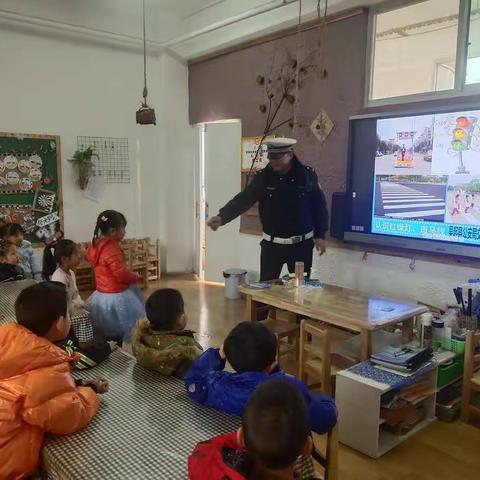 “交警叔叔进课堂，交通安全伴我行”