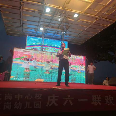 "共迎建党100年，载歌载舞庆六一"。   瓦岗中心校庆六一文艺汇演