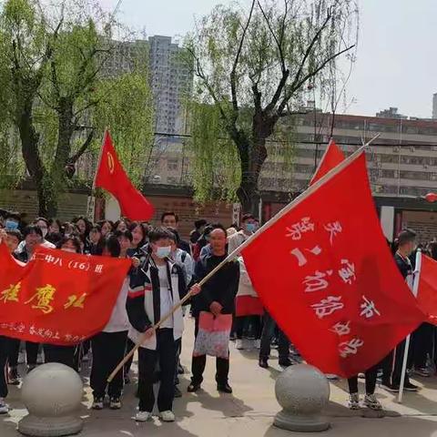 灵宝市二中八年级大手拉小手，一起来洁城，扮靓金城