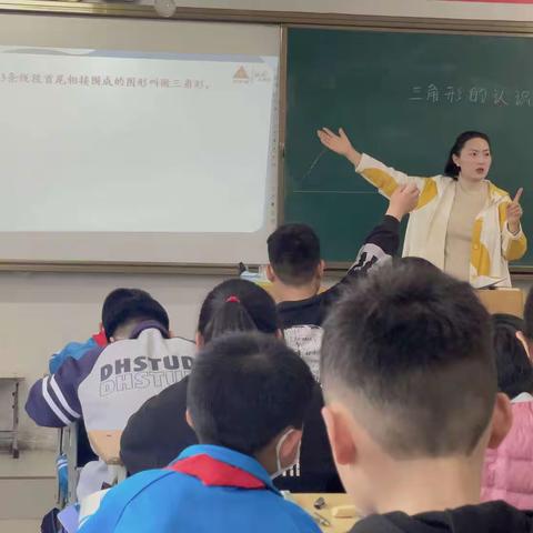 “组内听评课，互助促成长”—记四年级数学组听评课活动