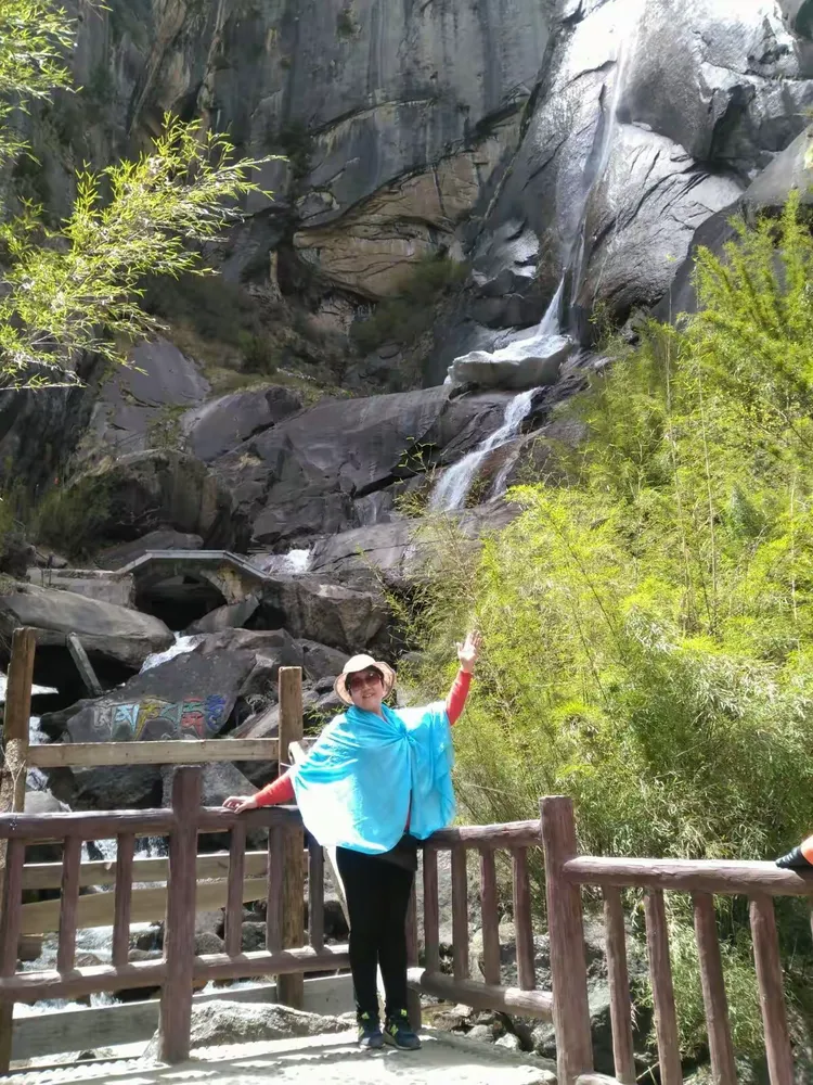 此处山势险要高耸入云，天佛瀑布落差近200米！