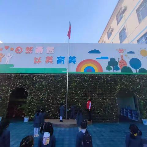 红旗擎天地    妙手绣乾坤——楚雄市新苗幼儿园第14周晨会