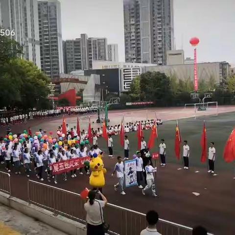 9月28日，九江一中南门湖校区第50届田径运动会开幕；早上7时许，运动员入场……