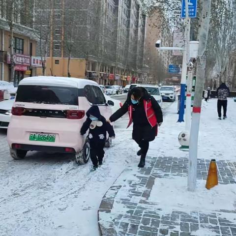 ❤️用心“护学” 为爱“站岗”❤️——灵武市第一幼儿园小二班家长志愿者爱心护学岗