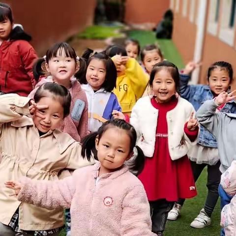 三月烂漫的春光🌸吹来一阵煦风飘来一朵白云🌹孩子们在幼儿园里一切都是我们最爱的模样💃