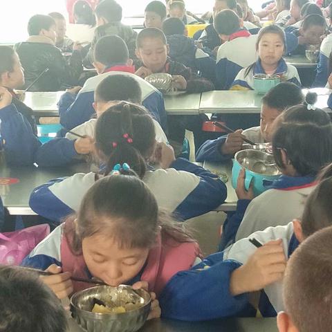 祁连县第二小学营养改善计划:“晒营养餐”活动