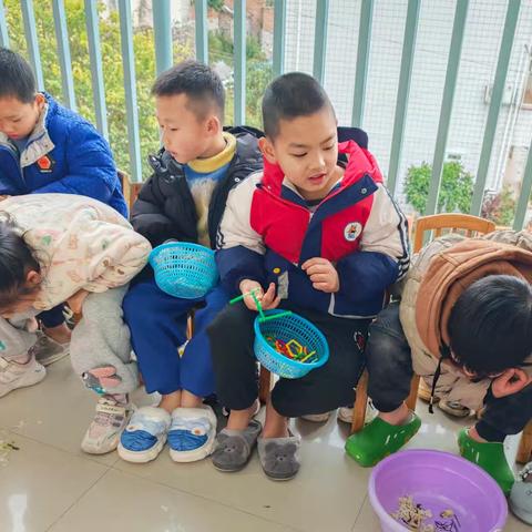 【党建引领】筑甜韵之基，御“食毒”风险——凤山镇中心幼儿园防食物中毒安全应急演练