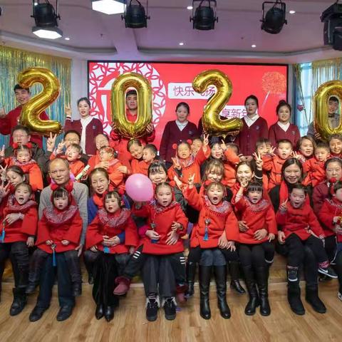 龙河苑幼儿园小二班的                                成长故事