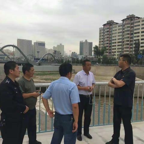 区政府李志坚区长、宣传部部长胡建春、联点社区区法院院长刘平等领导检查河道管理工作。