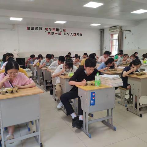 炎炎夏日，温情更浓——长虹中学集中配餐纪实