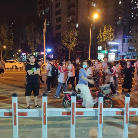 灯微亮，夜微凉，爱依旧——记长虹中学校门口的温馨与感动