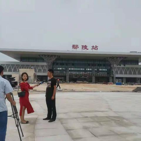 许昌电视台记者到鄢陵站施工现场采访高铁建设情况