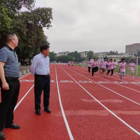 贵港市教育科学研究所张彬云主任莅临我校指导体育中考备考工作