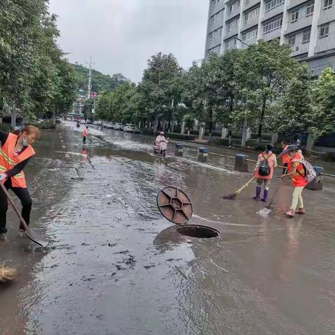 桐梓县综合行政执法局积极开展暴雨后清淤排涝工作，保障市民安全出行