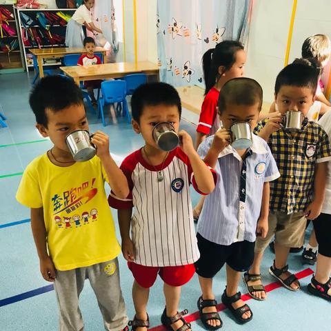 登龙桥小学附属幼儿园中班第九周——养成教育，自己的事情自己做精彩瞬间记录