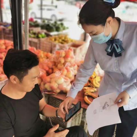 为进一步贯彻落实人民银行反假宣传工作，沭阳农村商业银行马厂支行利用周末时间开展宣传