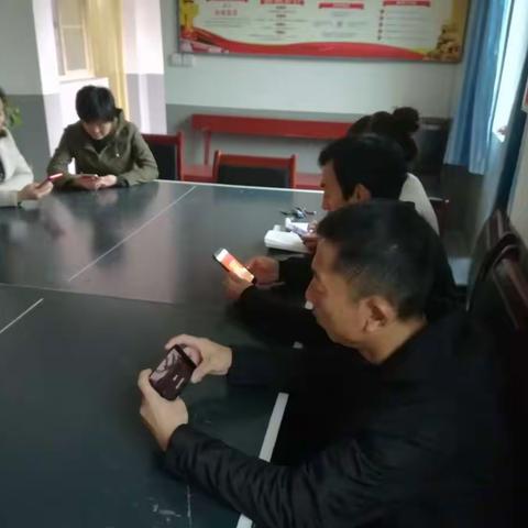 清河公园组织党员职工参观“庆祝新中国成立70周年大型成就展”网上展馆。