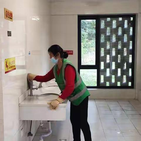 大力整治环境卫生  不断提升公园品质