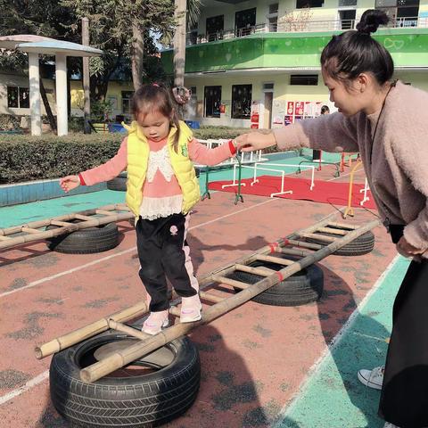 师幼同乐，同享童真。