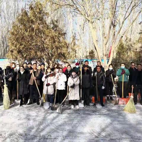 大雪满校园，扫雪暖人心