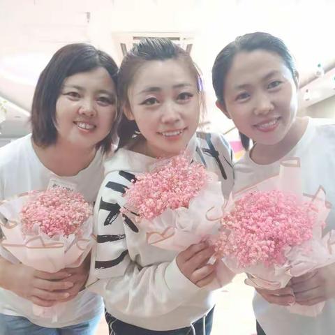 小小感恩心，浓浓师幼情——鑫飞幼儿园小四班教师节主题活动