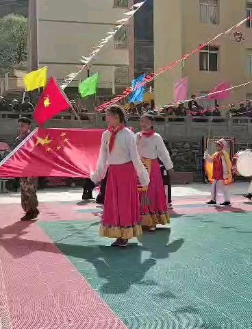 བྱིས་སེམས་གཙང་མ་ཏང་ལ་ཕྱོགས། བྱིས་གླུ་སྙན་མོ་ཏང་ལ་འབུལ ། 童心向党 童谣传唱____色威镇中心小学