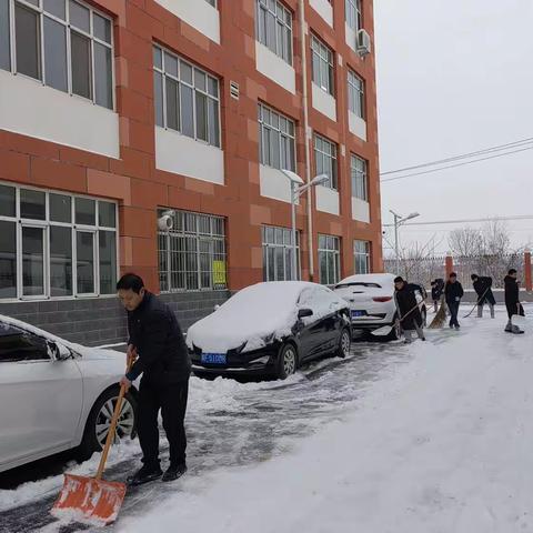 涞水实验中学：除冰清雪在行动