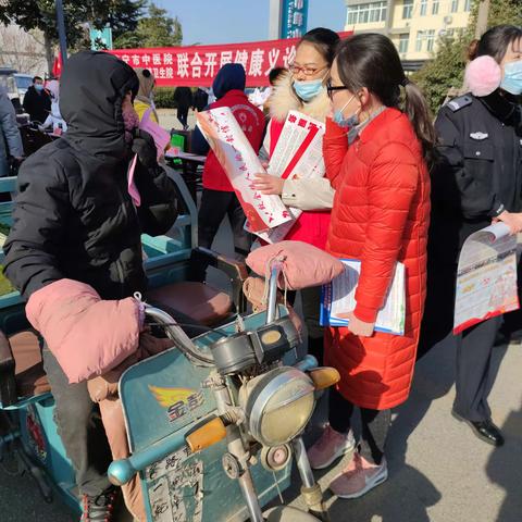 峄山镇开展健康义诊及政策宣传志愿服务活动