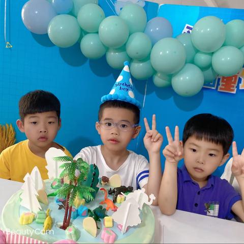 嗨，小男孩生日快乐！