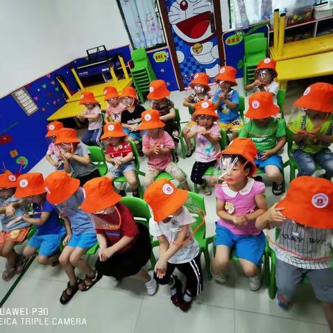 暖暖的春风把草地吹绿了，在一片生机盎然的春意中，我们迎来了小班的第二学期。幼儿园是一个美丽的新世界。